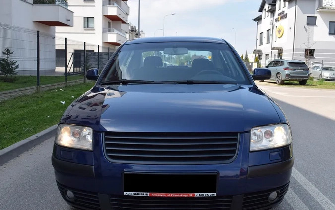 Volkswagen Passat cena 10900 przebieg: 262010, rok produkcji 2003 z Starachowice małe 172